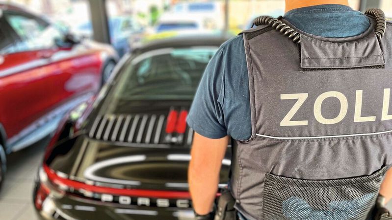 Am Mittwoch, den 14. Juni,  gingen Zoll- und Steuerfahnder gegen Autohändler vor, die im Verdacht stehen, den Staat um Millionen an Umsatzsteuer betrogen zu haben.(Bild:  Zollfahndung Essen)