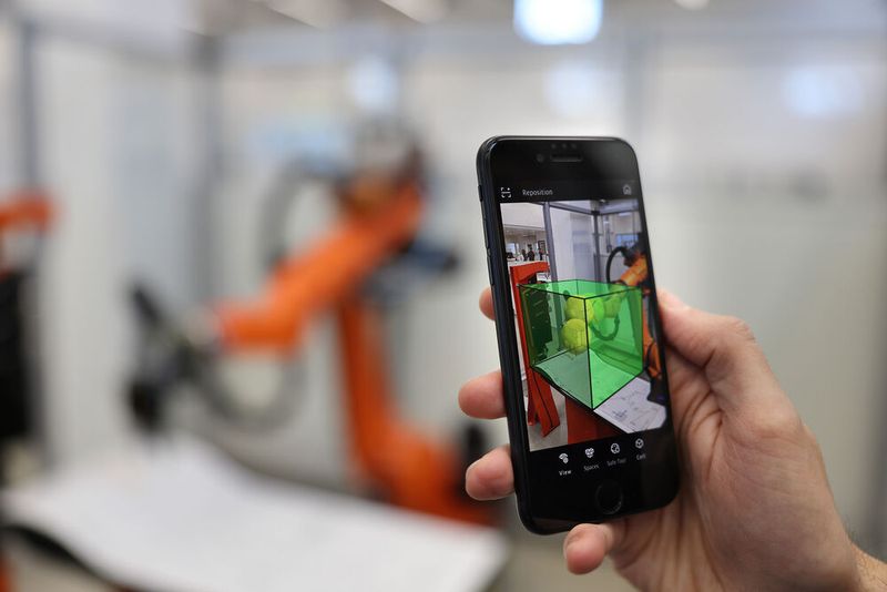 Die neue Software von Kuka visualisiert die Umgebung von Roboterzellen live auf dem Smartphone. (Bild: Kuka)