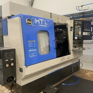 Die fünfte CNC-Drehmaschine des Formel-1-Rennstalls aus England, die versteigert wird, ist eine Hitachi Seiki HiTec-Turn 25R. Noch 45 weitere Systeme, wie Spannmittel und Werkzeuge kommen ebenfalls bis zum 23. März unter den Hammer.(Bild:  Surplex)