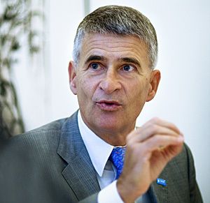 Dr. Jürgen Hambrecht, Vorsitzender des Vorstands der BASF: „Niemand kann Ihnen zurzeit sagen, wie lange die Weltwirtschaft noch mit den Folgen der Finanzkrise kämpfen muss und wie lange die derzeitige Schwächephase anhalten wird. Eine solide Prognose ist angesichts der außerordentlichen Unsicherheiten derzeit nicht möglich.“ (Archiv: Vogel Business Media)