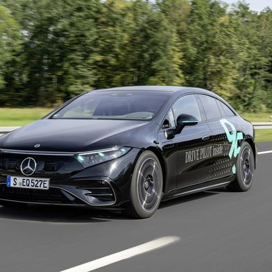 Türkise Markierungsleuchten könnten künftig automatisiert fahrende Mercedes-Modelle kennzeichnen. (Bild: Mercedes-Benz)