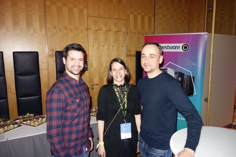 Fühlt sich Vanessa Buch, Samsung, zwischen den Doppel-D's auch wohl? (Bild: IT-BUSINESS)