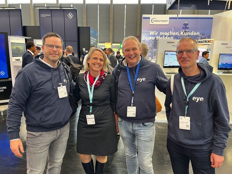 Sylvia Lösel, IT-BUSINESS, mit (v. l.) Christian Milde und seinen neuen Kollegen Wouter Goudswaard und Marcel van Asperdt, Eye Security. (Bild: Vogel IT-Medien GmbH)