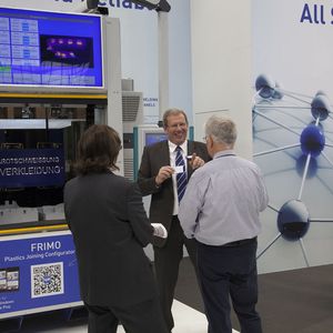 Frimo hat auf der Fakuma ihre jüngsten Weiterentwicklungen aus den Bereichen Kunststofffügen, Thermoformen, Beschnitttechnologien, PUR Verarbeitung und Composites präsentiert.