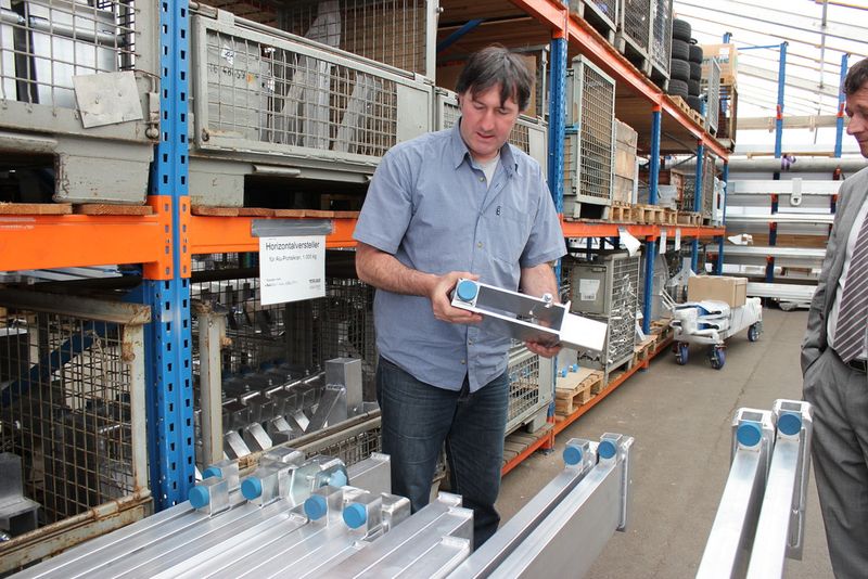 In den Hochreagllagern warten die Hohlprofile mit Normteilen von Otto Ganter auf ihren Einsatz. (Bild: Juliana Pfeiffer)
