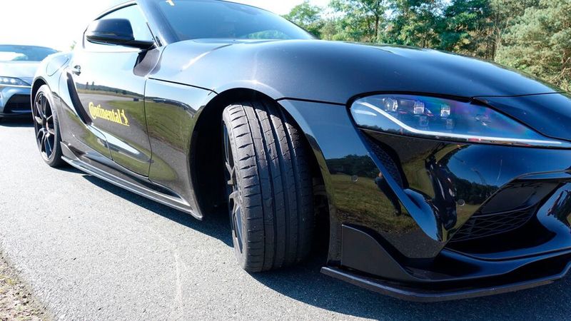 Diese Belastung und die hohe Asphalttemperatur brachten den Reifen schnell an seine Lebensdauergrenze. Diese soll immerhin 17 Prozent später eintreten als beim Vorgänger. (Bild: Rosenow/»kfz-betrieb«)