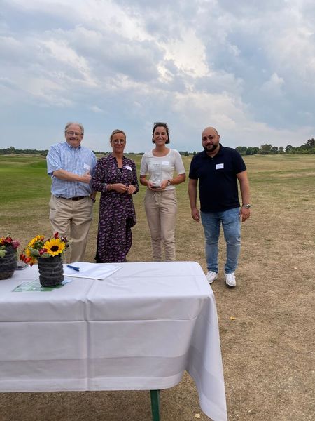 Die Siegerin des Schnupperkurses Bogenschießen war Lilli Lachenmann (2. v. r., NTT). (Bild: Westcon-Comstor)