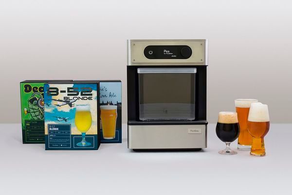 Der Bierbrau-Automat Pico mit einigen vorgefertigten Rezeptmischungen. (Bild: PicoBrew)