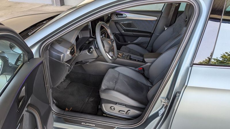 8. Das Raumgefühl: Trotz des dunklen Innenraums fühlt man sich im Fahrzeug nicht eingeengt. Dazu hat im Testwagen auch das große Panoramadach beigetragen, das sich bei starker Sonneneinstrahlung elektrisch per Jalousie abdunkeln lässt. Die Sportschalensitze punkten mit ihrem Seitenhalt und sind gleichzeit sehr bequem.  (Bild: Rosenow – VCG)