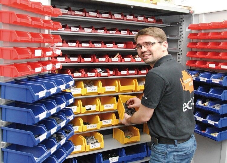 Reicher Fundus: Ohne Ersatzteile läuft auch in der Elektronikinstandsetzung nichts – Tobais Hauck an einem der Warenlager. (Foto: Dominsky)