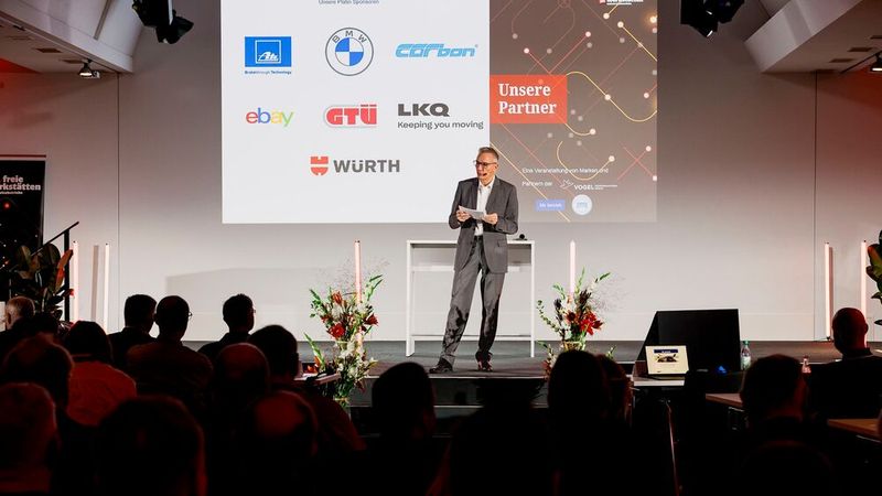 »kfz-betrieb«-Chefredakteur Wolfgang Michel führte wie gewohnt souverän durch das Programm. (Bild: Stefan Bausewein)