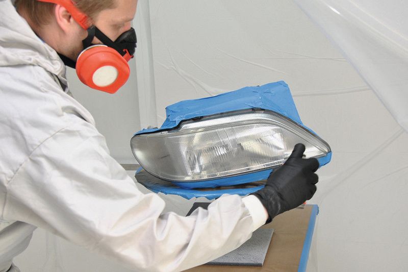 Nach etwa 30 bis 45 Minuten Trocknung des Primers erfolgt der Auftrag des 2-K-Klarlacks. Nur diese darf man z. B. mit IR beschleunigen. (Foto: Dominsky)