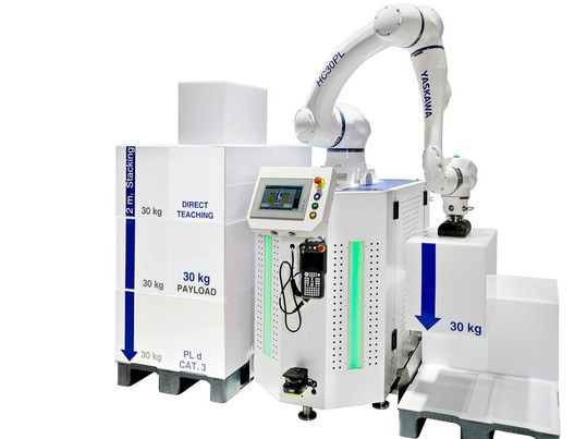 „Hochstapler und Kraftprotz“ in einem! Denn der neue Motoman-Cobot HC30PL von Yaskawa kann Lasten bis 30 Kilogramm handeln und auf Paletten zwei Meter hoch stapeln. Sicher und fix arbeitet er auch noch, heißt es.(Bild:  Yaskawa)