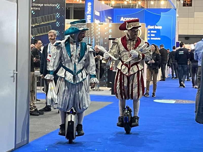 Viktorianische Gewänder und elektrische Einräder – mitunter kam etwas Cyperpunk-Stimmung auf dem CloudFest auf. (Bild: IT-BUSINESS)