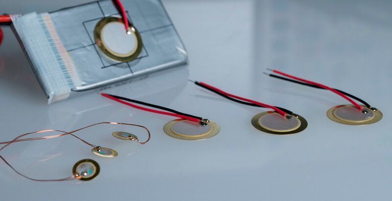 Kleine und große Sensoren mit knapp 1 cm beziehungsweise 2 cm Durchmesser zur Messung des Batterieladezustands. (K. Selsam, Fraunhofer ISC)