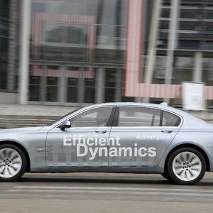 So groß wie auf den Testwagen sind die Hybrid-Schriftzüge auf den Serienautos nicht, aber...
