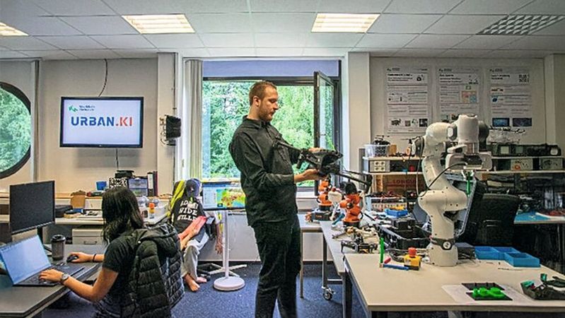 Einblick in die Entwicklung innovativer KI-Lösungen bei einer Laborführung in der Westfälischen Hochschule. (Bild:  © URBAN.KI)