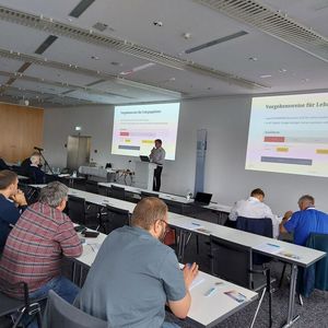 Holger Zietz, Vogel Communications Group, erklärte, wie Trainer in Bildungszentren das autoFACHMANN-ÜLU-Angebot nutzen können.(Bild:  Moßner/autofachmann)