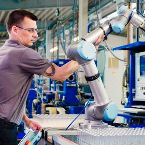 Die viel besungenen Cobots nehmen niemandem die Arbeit weg! Im Gegenteil, sie unterstützen die Menschen. Hier ein Anwendungsbeispiel für einen Cobot von Universal Robots.