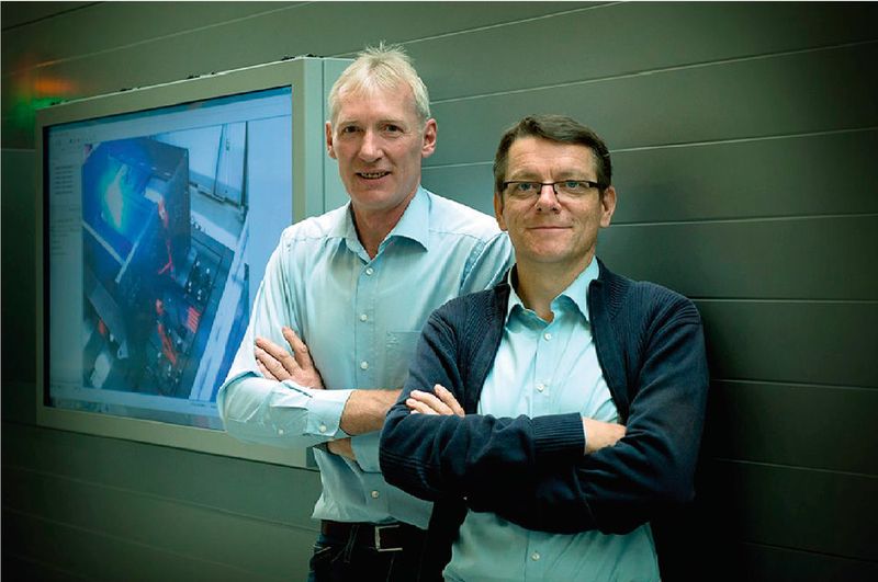 Thomas Reiter von Trumpf Österreich (l.) und Herbert Staufer von Fronius in Pasching. (Bild: Rauchdobler)