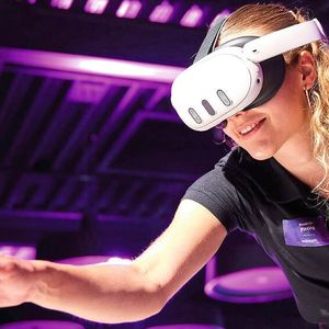 Für die Besucher war viel geboten, unter anderem eine Brille mit Virtual Reality.(Bild:  Minrath)