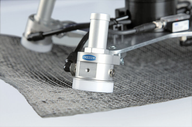 Liegt voll im Trend: Dieser Greifer für poröse, biegeschlaffe und forminstabile Werkstoffe wie CF-Gewebe. (Bild: Schmalz)