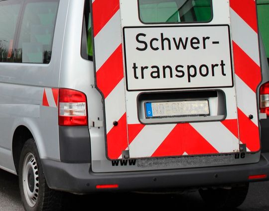 Der deutsche Maschinen- und Anlagenbau leidet unter den Modalitäten, was die Genehmigungsverfahren sowie die Kosten für Schwertransporte anbelangt. Das gefährdet durchaus Klimaziele und Standortqualität. Der VDMA hat nachgefragt. Hier ist das Ergebnis ...(Bild:  Picturemaker)