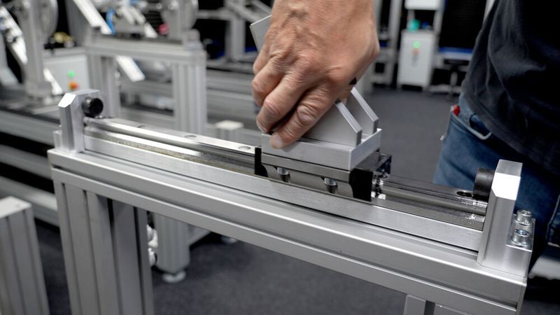 Mit der Profilführungsschiene mit Führungswagen von Norelem lässt sich ein Bauteil in eine bestimmte Richtung bewegen, wobei der schwarze Gummipuffer eventuell auftretende Vibrationen und Stösse absorbiert. (Bild: Zedler-Institut/Norelem)