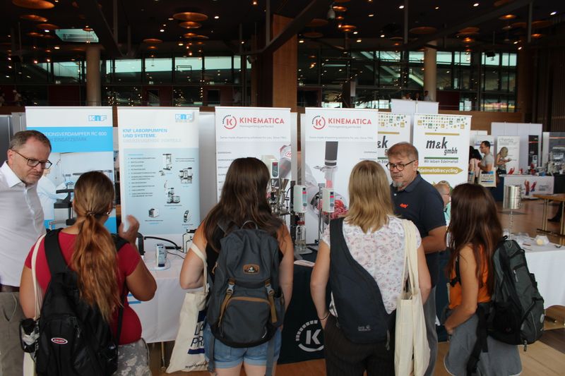 Impressionen der Lab-Supply Dresden vom 28. August 2019  Im Internationalen Congress Center des Maritim Hotels Dresden fanden sich zahlreiche Besucher ein, um mit den Ausstellern von Labortechnik und Verbrauchsmaterial ins Gespräch zu kommen. Impressionen vom Messetag sowie einige Besucherstimmen finden Sie in dieser Bildergalerie. Die nächste Lab-Supply ist am 25. September 2019 in Münster. Weitere Infos zu den kommenden Lab-Supply-Messen finden Sie auf www.lab-supply.info.   Lese-Empfehlung: Nachbericht zum erfolgreichen Auftakt der Lab-Supply in Wien. (Bild: LABORPRAXIS, C. Lüttmann)
