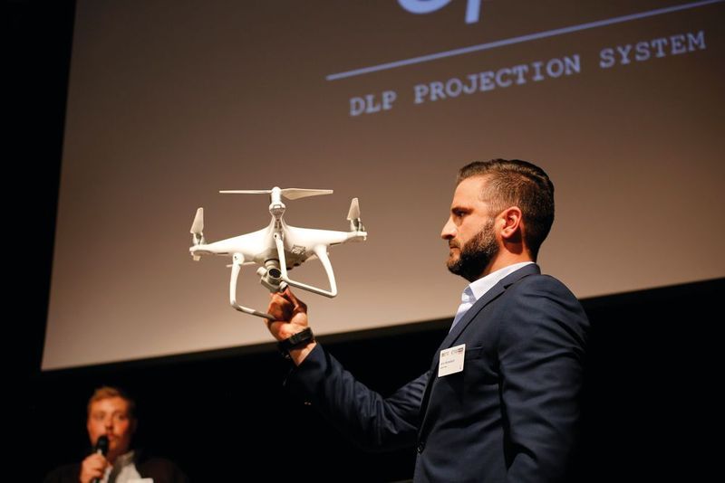 Jens Michelbach (Dji) zeigt die neusten Drohnen beim Eno-Forum. (Eno)