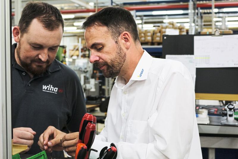 Yannick Erath (links) und Danny Schrödel besprechen den Einsatz des neuen Werkzeugs. (Bild: Iscar)