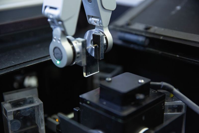 Das Spektrometer ist sehr empfindlich. Die Automatisierungslösung muss daher viel Feingefühl an den Tag legen, um keinen Schaden anzurichten. (Bild: Onrobot)