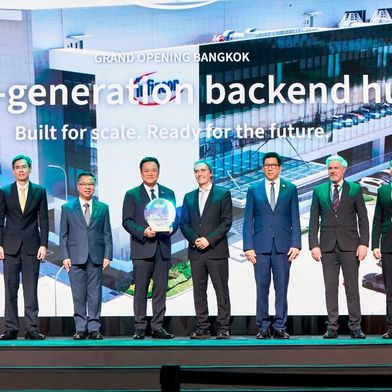 Infineon hat eine neue Fabrik im thailändischen Samut Prakan eröffnet. Derzeit sind an dem Standort südlich von Bangkok 350 Menschen beschäftigt, mit dem Hochlauf des ersten von fünf möglichen Modulen soll diese Zahl auf 1.000 steigen. (Bild: Infineon)