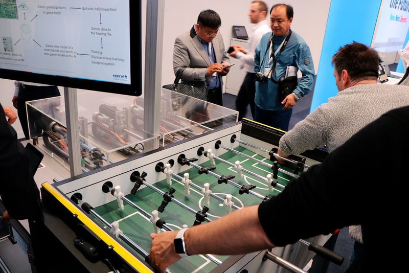 Zudem können Besucher am KI-cker ihre Tischkickerfertigkeit mit künstlicher Intelligenz messen. (K.Juschkat/konstruktionspraxis/elektrotechnik)