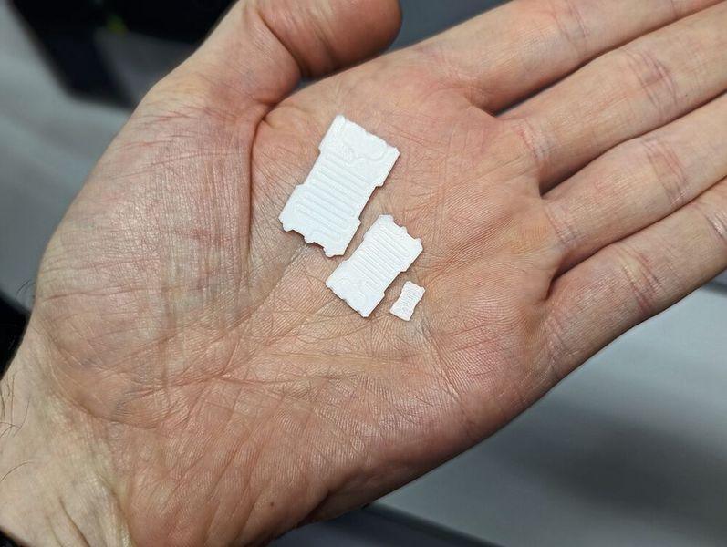 Klein, kleiner, winzig: Die Qualität des 3D-Drucks ist bereits so hoch, dass Mikrokanäle mit Durchmessern von 50 µm umsetzbar sind. Die kleinste Chipgröße im Bild stößt allerdings noch an die Grenzen der 3D-Drucktechnik. (Bild: VCG – Lüttmann)