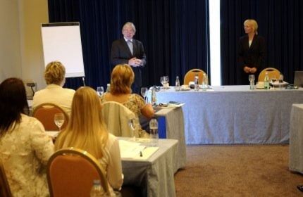 Referierten über das Thema Europäisierungstendenzen im Automobilhandel: Dr. Christian Genzow (Graf von Westphalen, Köln) und Antje Woltermann (Zentralverband Deutsches Kraftfahrzeuggewerbe e.V., Bonn). (Archiv: Vogel Business Media)