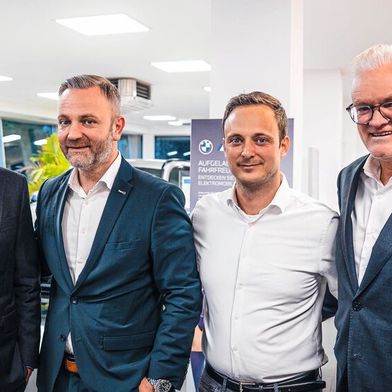 Start in eine neue Ära: (v.l.) Peter Reisacher (Inhaber und Geschäftsführer), Martin Jennissen (Geschäftsführer Müller & Klöck) Robin Herd (Geschäftsleiter von Reisacher in Landsberg) und Andreas Schlachter (Geschäftsführer der Reisacher-Gruppe).
 (Bild: Reisacher)