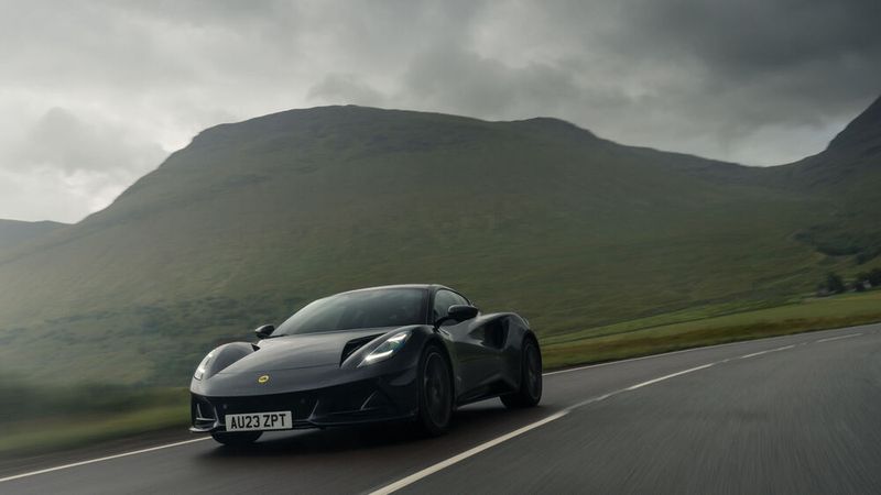 Die britische Alternative zum Porsche 718 Cayman oder dem Alpine 110, der Lotus Emira, ist nun auch mit Vierzylinder zu haben.(Bild:  Lotus)