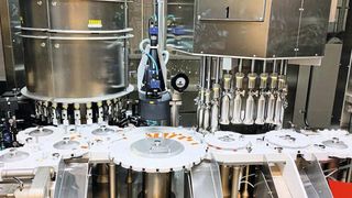 Setup of the automated inspection application: on the left, inspection via machine vision; on the right, the pressure check, i.e. whether the ampoules are correctly sealed. (Image:MVTec)