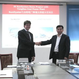 Sunoyster-Geschäftsführer Dr. Carsten Corino und Hongbo Kung, Geschäftsführer der Yonghao Gangue Power Plant Ltd., bei der Vertragsunterzeichnung.