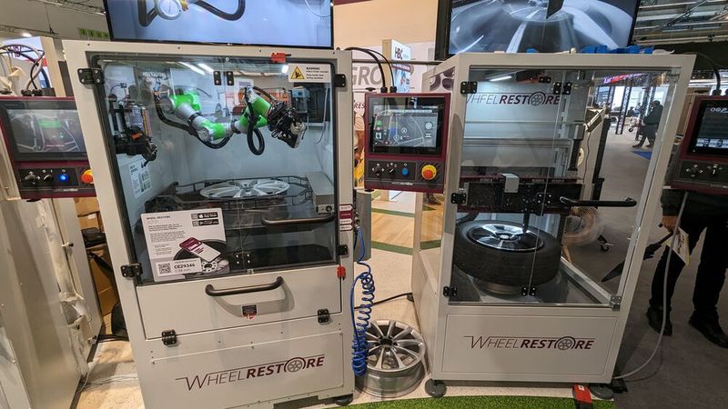 Der „Hochglanzdrehmaschine“ von Wheel Restore dürfte der eine oder andere schon mal gesehen haben (re.). Aber der Felgenlackierroboter, der mit einer Spraydose oder einer Lackierpistole arbeitet, war sicher für fast jeden ein neuer Anblick (li.). (Bild: Dominsky – VCG)