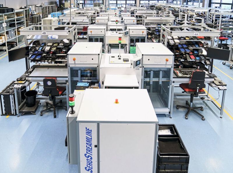 Eine hochmoderne Lötstraße sorgt für das automatisierte Verlöten der Bauteile auf der Leiterplatte. (Bild: Nord Drivesystems)