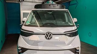 Hände weg vom Steuer! Das autonome Fahren ist bei Volkswagen schon länger ein Thema, wenn auch andere deutsche Autohersteller davon wieder abgegangen sind. Nun haben die Wolfsburger entschieden, im nächsten Jahr in China das Fahren auf Level-3 zu etablieren ... (Bild: Volkswagen)