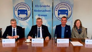 Im vergangenen Jahr präsentierten sie in Bremen gemeinsam die Bilanz des Autojahres, 2020 ging das nur digital: (v. li.) Christian Metje, Geschäftsführer des Landesverbands Niedersachsen-Bremen, und dessen Präsident Karl-Heinz Bley sowie Hans-Jörg Koßmann, Obermeister der Kfz-Innung Bremen, mit Geschäftsführerin Anke Kuckertz.  (Pfaff/»kfz-betrieb«)
