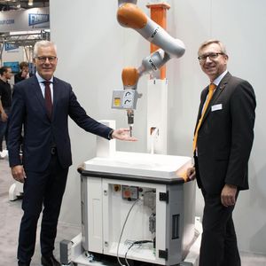 Die Vorentwicklung zur Werkzeugspitzenabsicherung eines Kuka LBR Iiwa wurde erstmals auf der Motek 2016 am Kuka-Stand präsentiert. Thomas L. Zawalski (Geschäftsführung Mayser) und Henning Borkeloh (Bereichsleiter Kuka Systems) zeigten persönlich, wie viel Vertrauen sie in die eigene Technik haben.