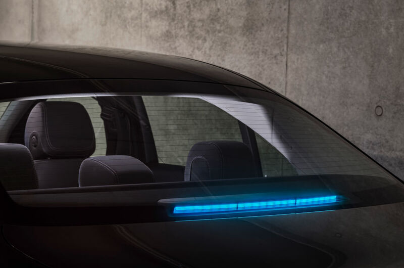 Die türkisfarbene Außenbeleuchtung des Fahrzeuges dient der Außenkommunikation mit anderen Verkehrsteilnehmern. (Daimler AG)