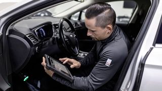 Werkstätten können mit den Diagnosefunktionen von WOW viele Aufgaben selbstständig meistern, von der Scheinwerferkodierung bis zur Rücksetzung von AdBlue-Warnungen. (Bild: WOW! Würth Online World)