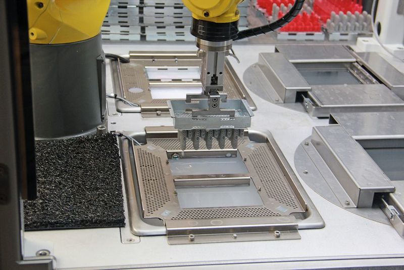 Dass ein Roboterarm die Be- und Entladung des Bauraums übernimmt, ist noch eine Seltenheit in der Additiven Fertigung. (Simone Käfer/MM)