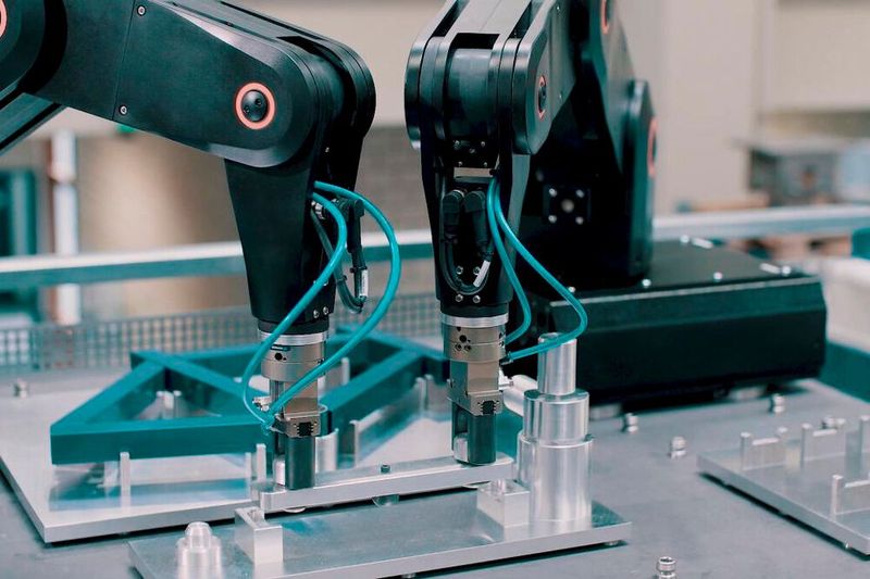 Das flexible Produktionssystem ermöglich höhere Kraft ud mehr Genauigkeit, etwa bei der Montage eines Fahrradrahmens.(Bild:  wbk, KIT)