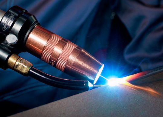 Auf das manuelle MIG/MAG-Schweißen kann laut Fronius einfach nicht verzichtet werden, auch wenn die Automatisierung des Prozesses weitergeht. Wie wäre es, Schweißsysteme zu nutzen, die solides Handwerkskönnen mit moderner Unterstützungstechnik zusammenkommen lassen?(Bild:  Fronius)